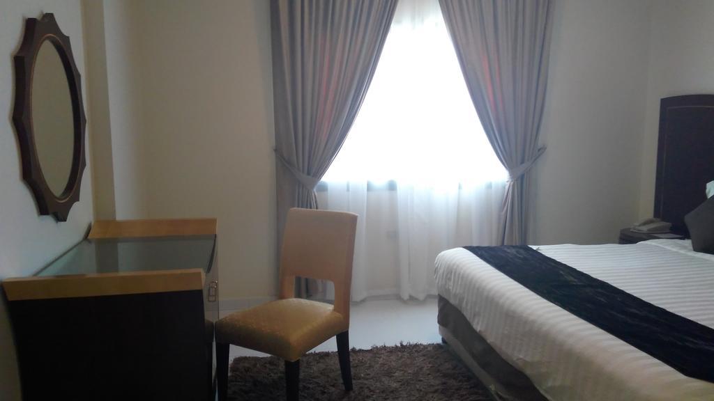 Royal Crown Suites Sharjah Ngoại thất bức ảnh