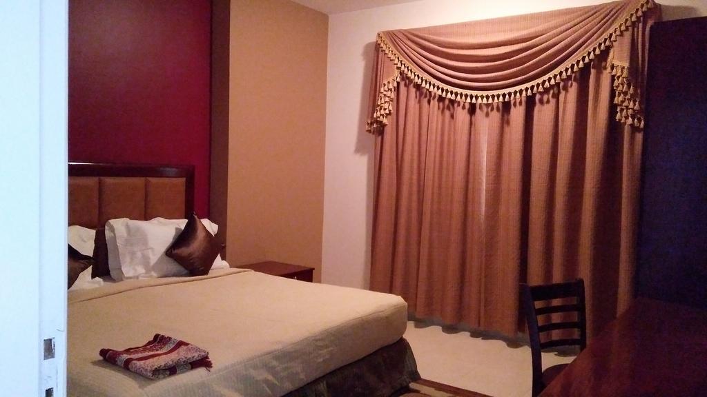 Royal Crown Suites Sharjah Ngoại thất bức ảnh