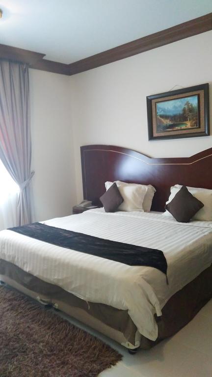 Royal Crown Suites Sharjah Ngoại thất bức ảnh