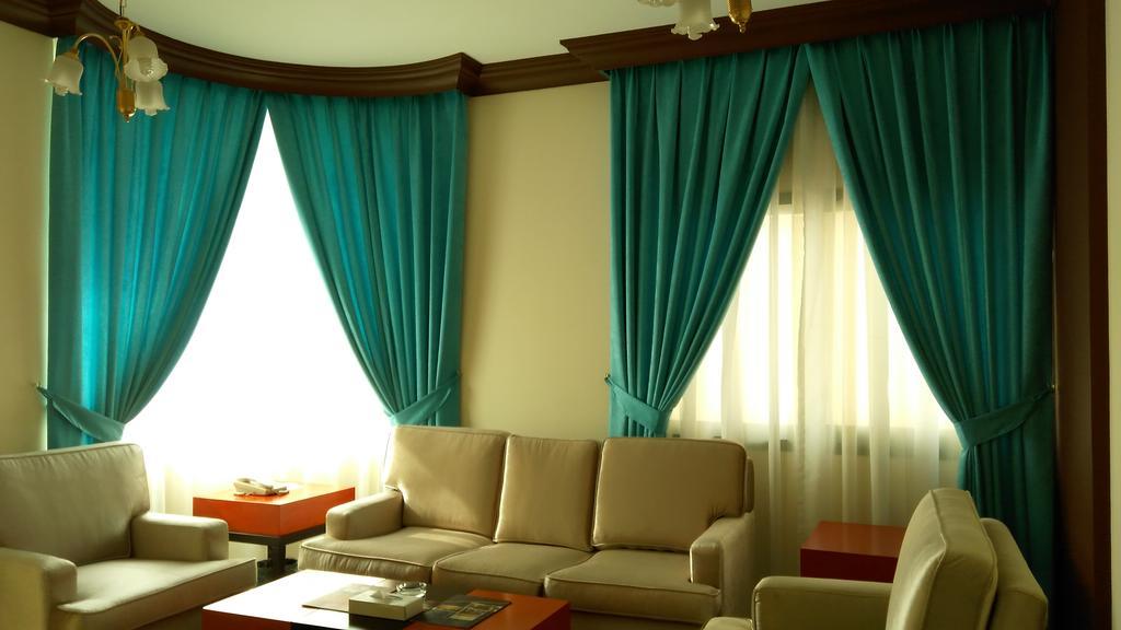 Royal Crown Suites Sharjah Ngoại thất bức ảnh
