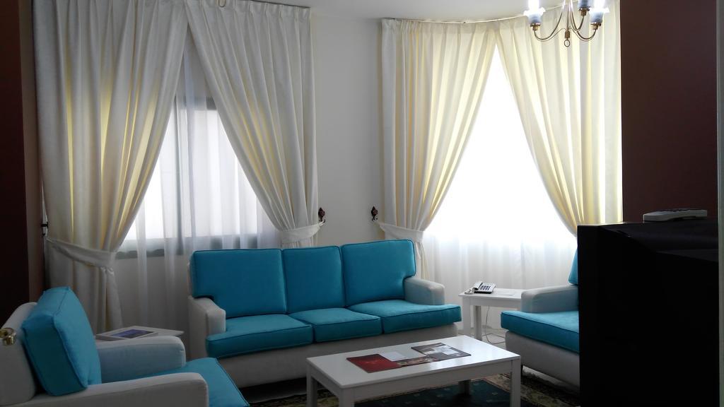 Royal Crown Suites Sharjah Ngoại thất bức ảnh