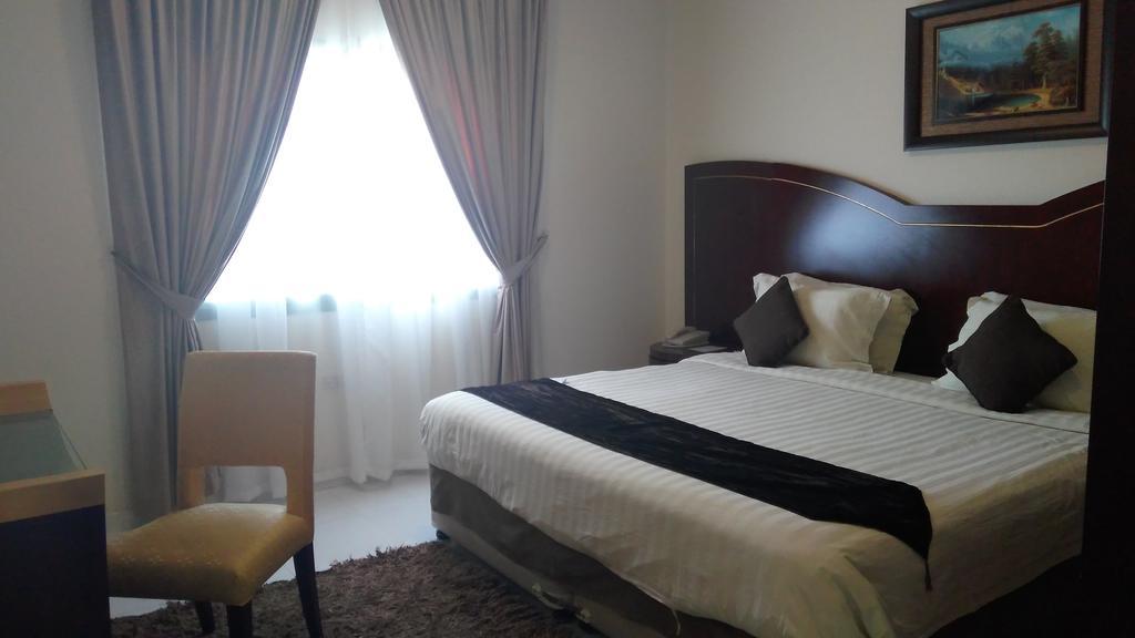 Royal Crown Suites Sharjah Ngoại thất bức ảnh