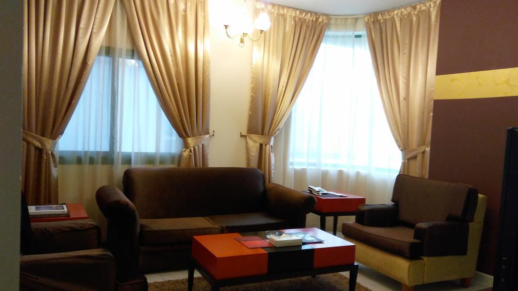 Royal Crown Suites Sharjah Ngoại thất bức ảnh