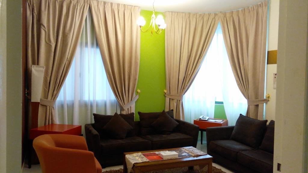 Royal Crown Suites Sharjah Ngoại thất bức ảnh