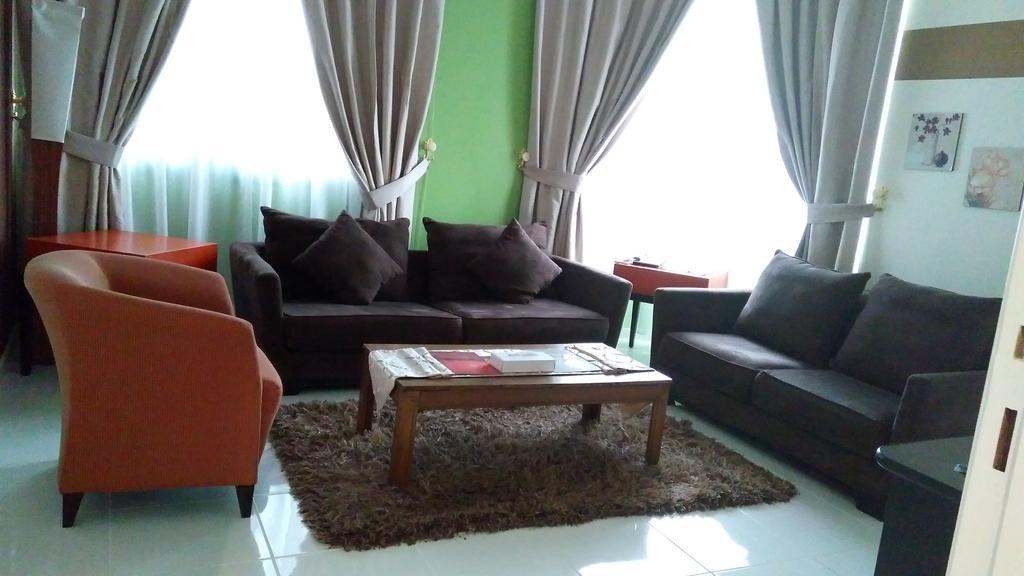 Royal Crown Suites Sharjah Ngoại thất bức ảnh