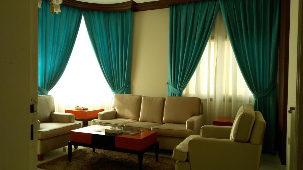 Royal Crown Suites Sharjah Ngoại thất bức ảnh