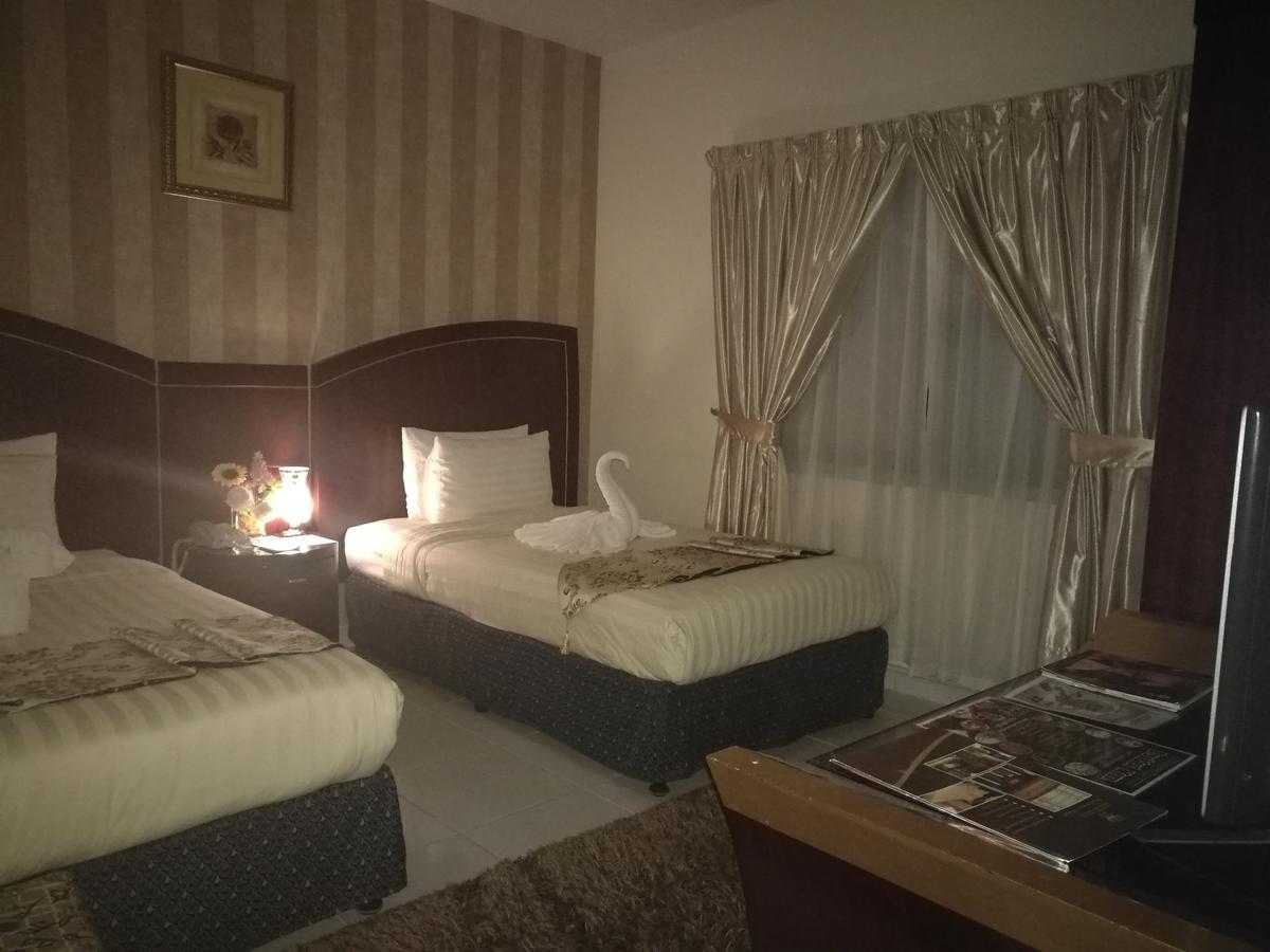 Royal Crown Suites Sharjah Ngoại thất bức ảnh