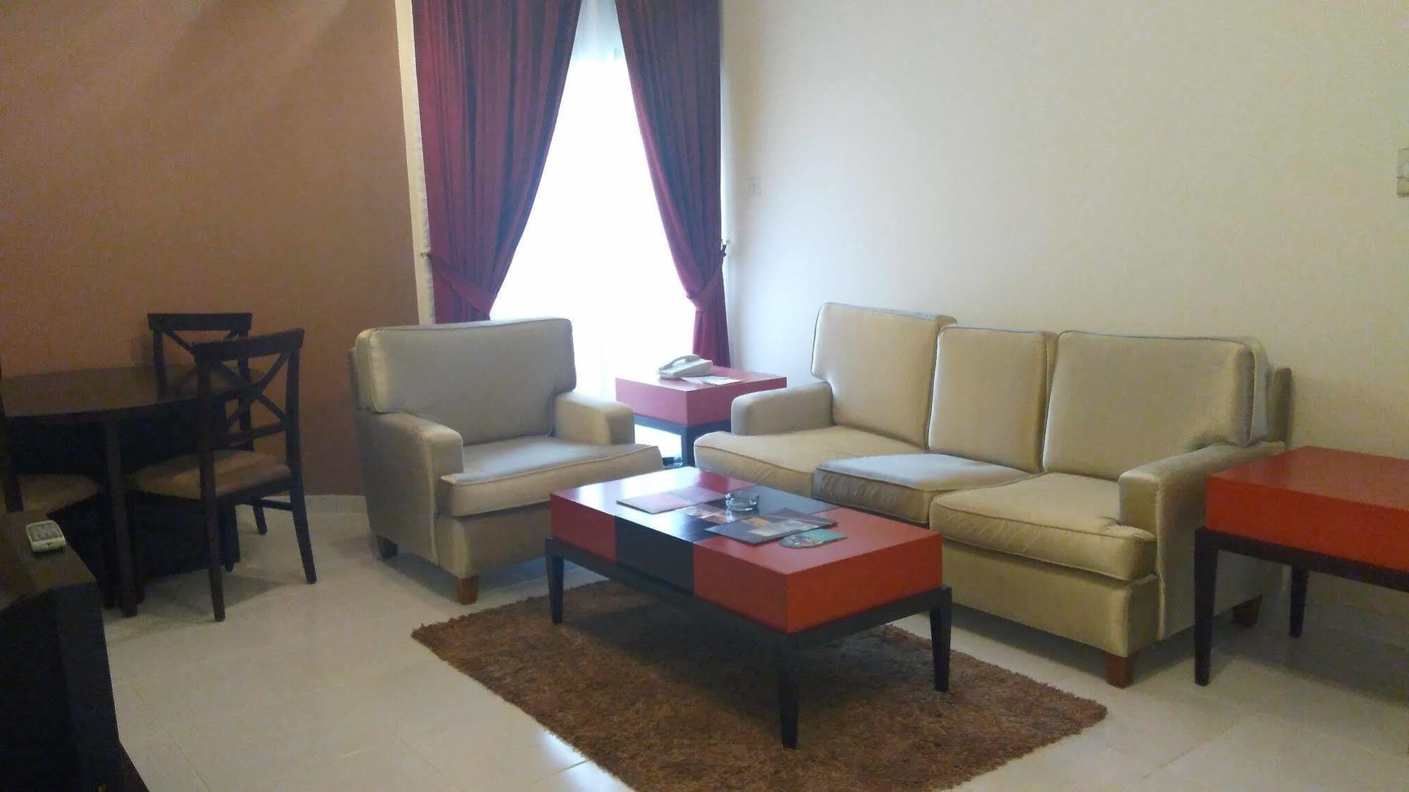 Royal Crown Suites Sharjah Ngoại thất bức ảnh