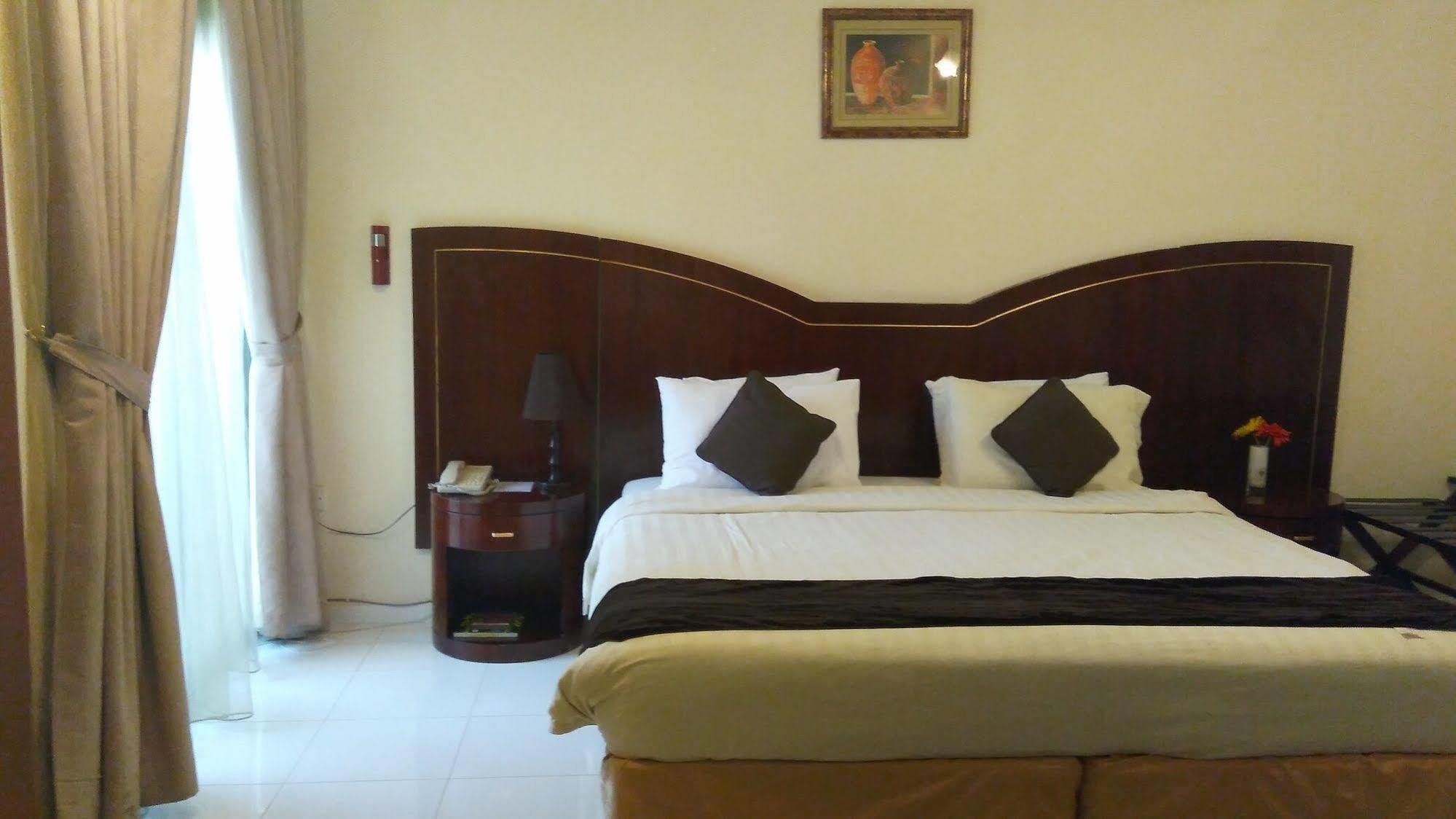 Royal Crown Suites Sharjah Ngoại thất bức ảnh