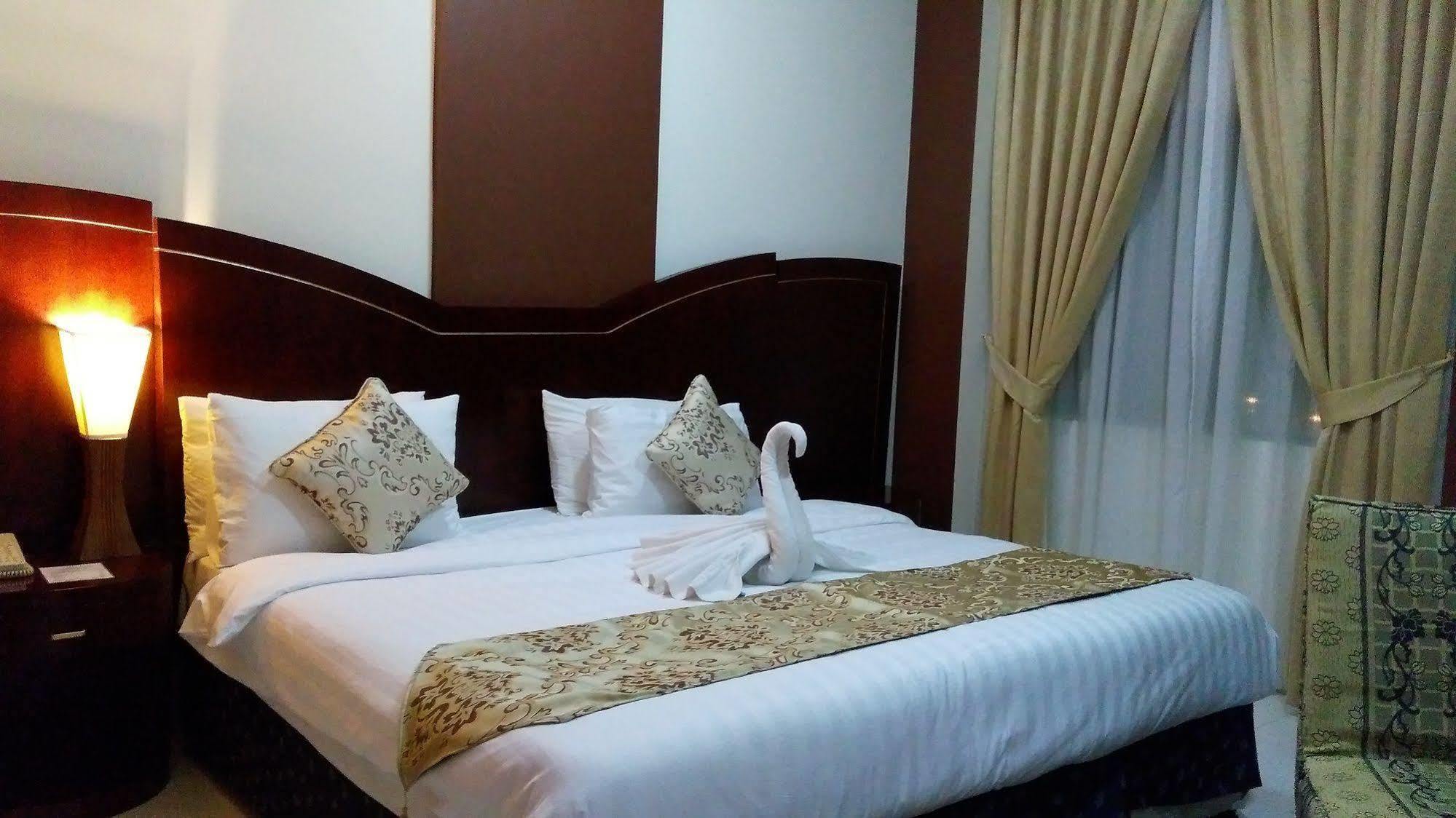 Royal Crown Suites Sharjah Ngoại thất bức ảnh