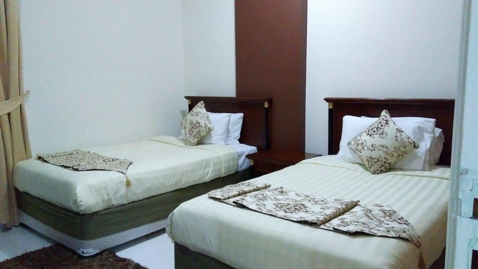 Royal Crown Suites Sharjah Ngoại thất bức ảnh
