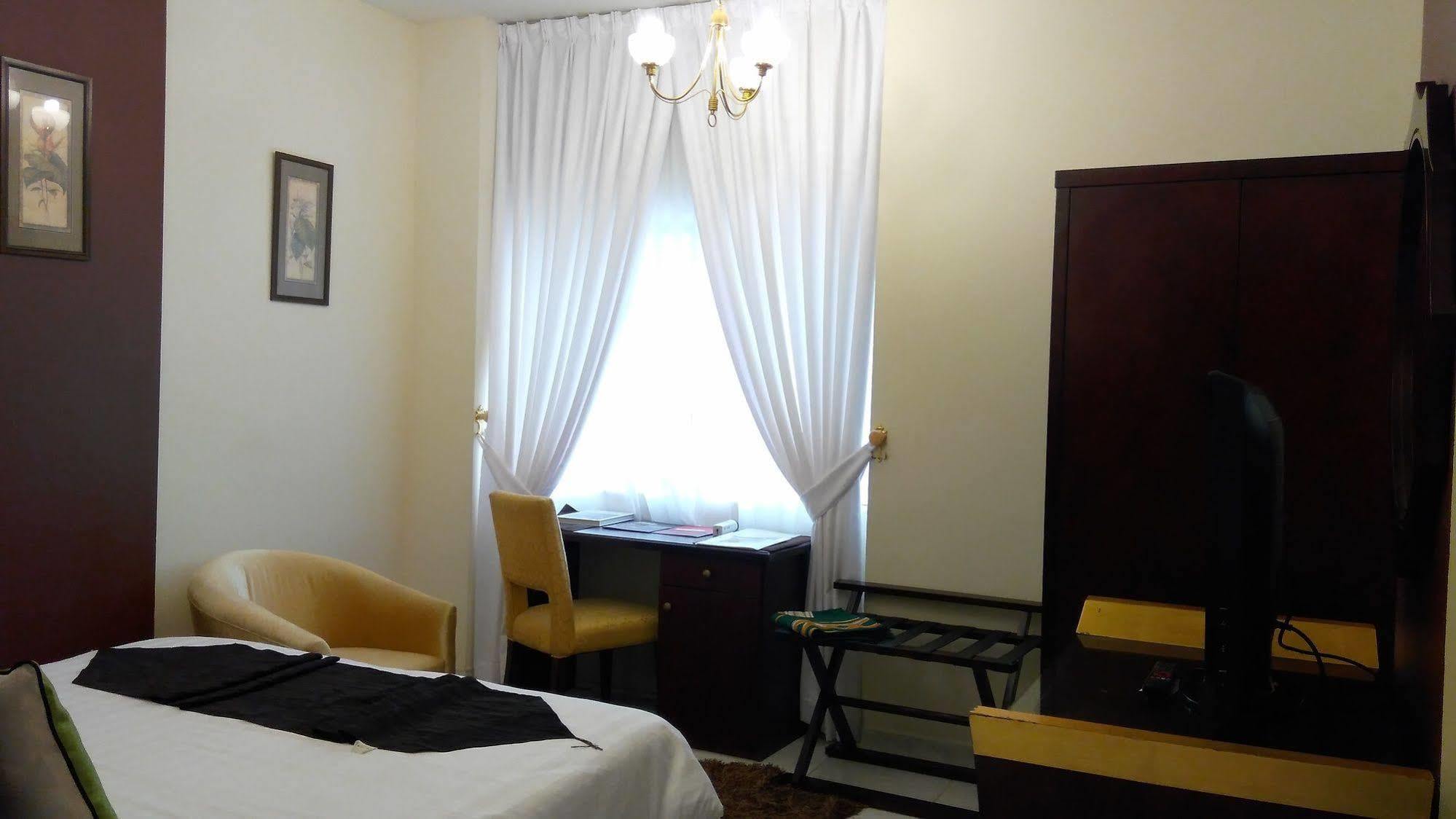 Royal Crown Suites Sharjah Ngoại thất bức ảnh