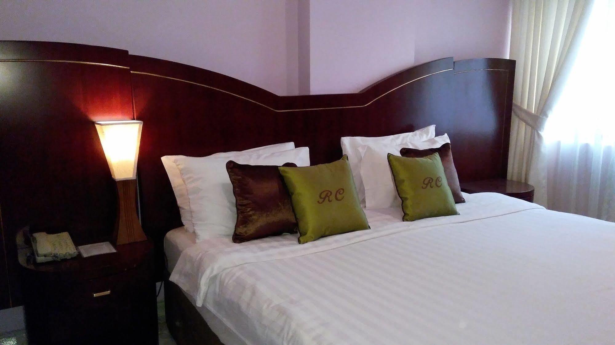 Royal Crown Suites Sharjah Ngoại thất bức ảnh
