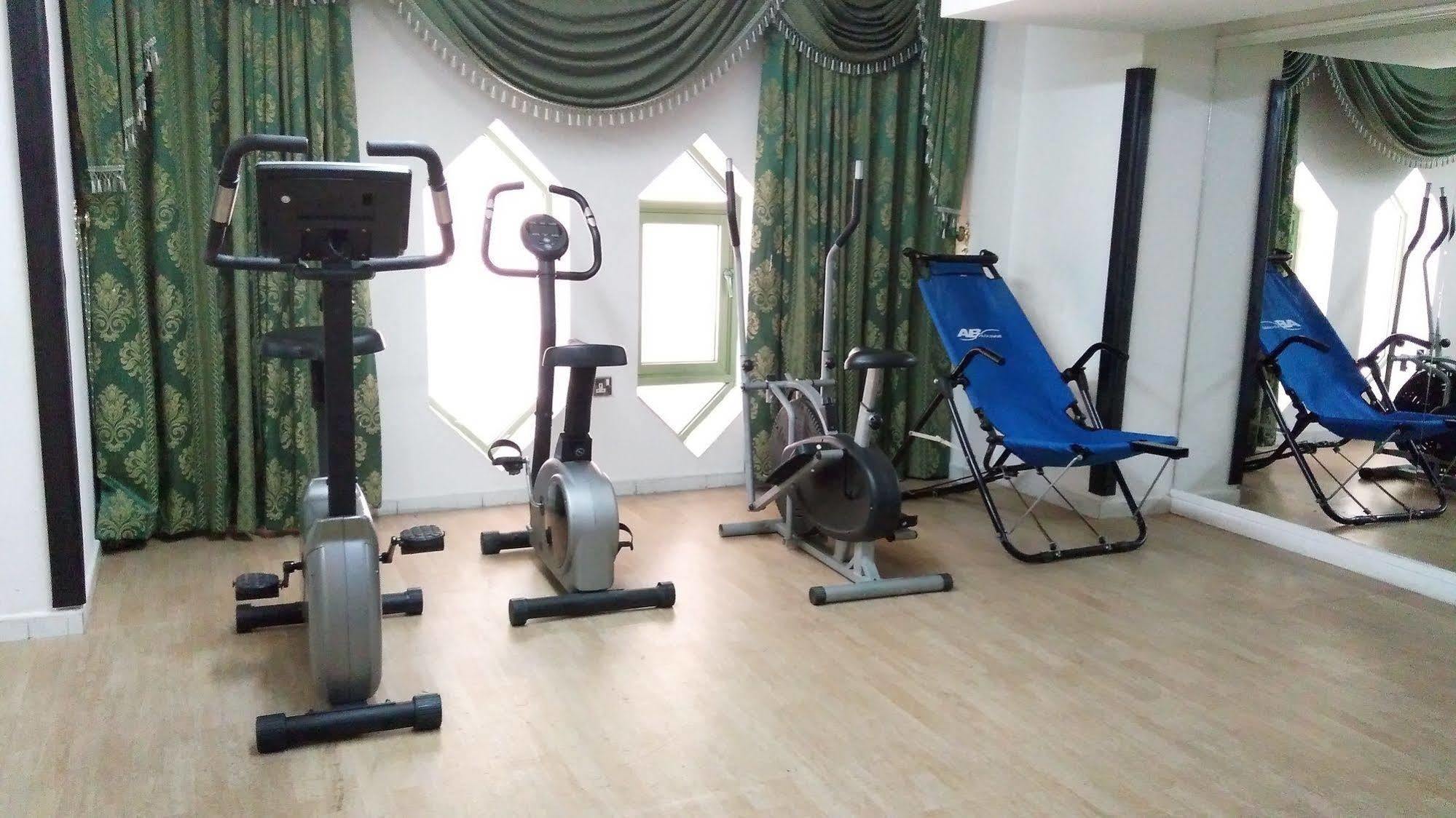 Royal Crown Suites Sharjah Ngoại thất bức ảnh