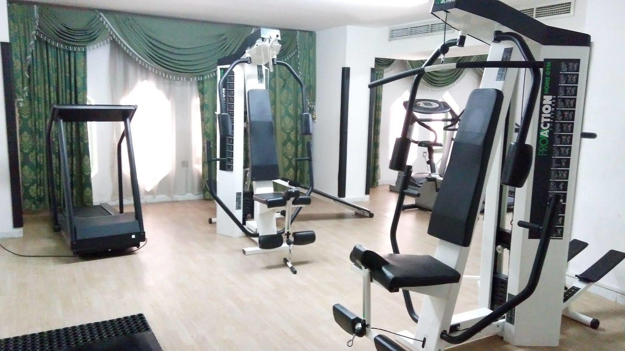 Royal Crown Suites Sharjah Ngoại thất bức ảnh